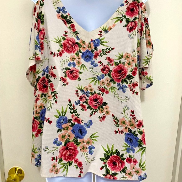 Flower and Feather brand cold shoulder top 2X floral design with crisscross - Picture 4 of 6